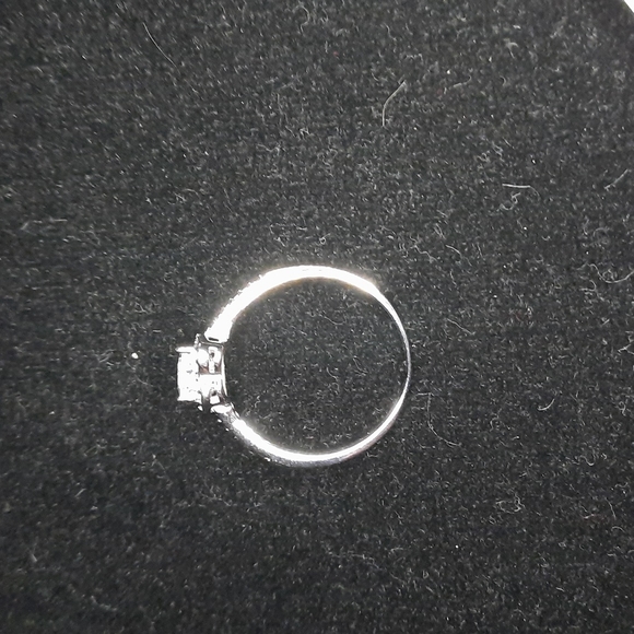 Heart Shape Engagement Ring - Picture 3 of 5